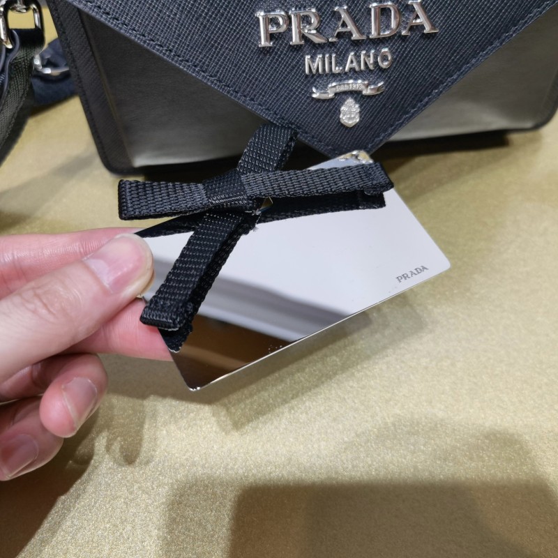 Prada 斜挎包