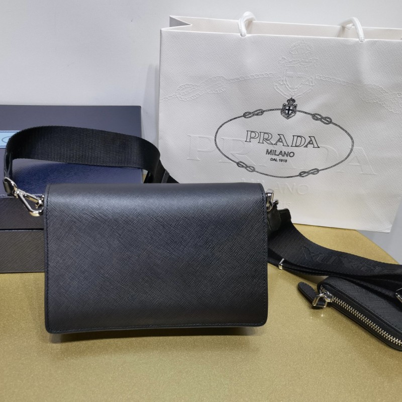 Prada 斜挎包