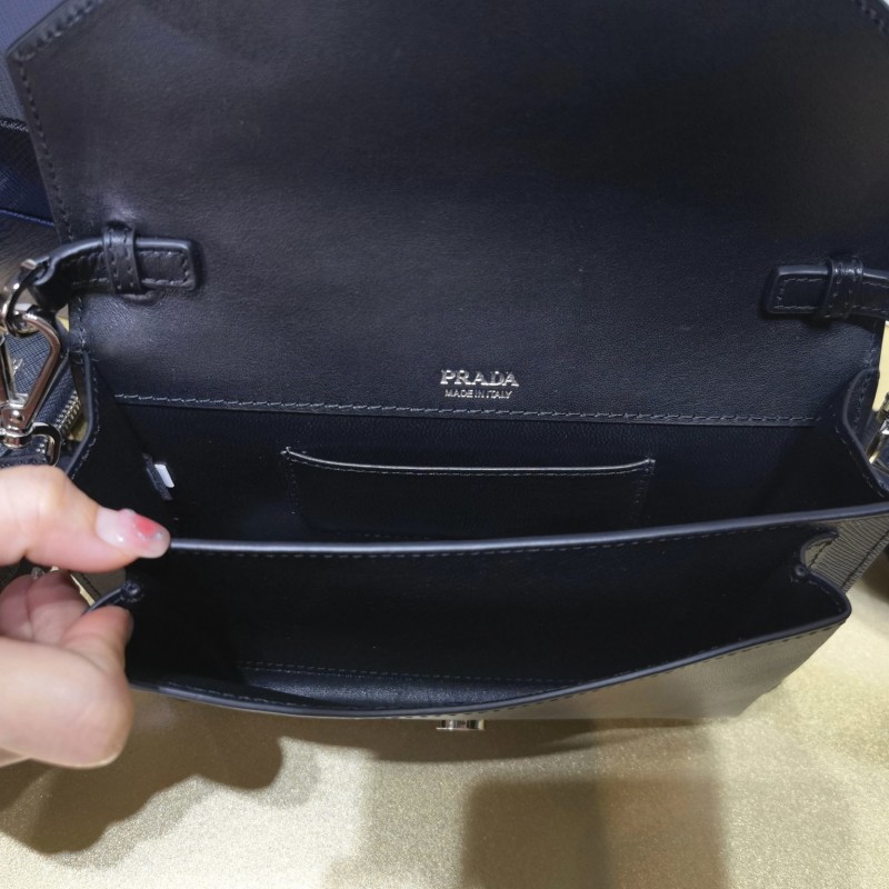 Prada 斜挎包