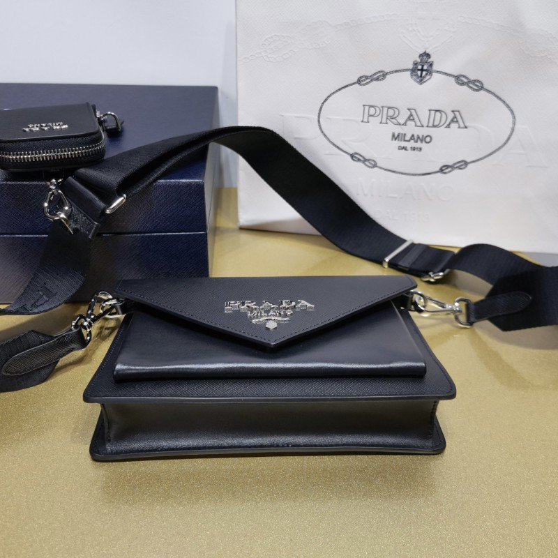 Prada 斜挎包