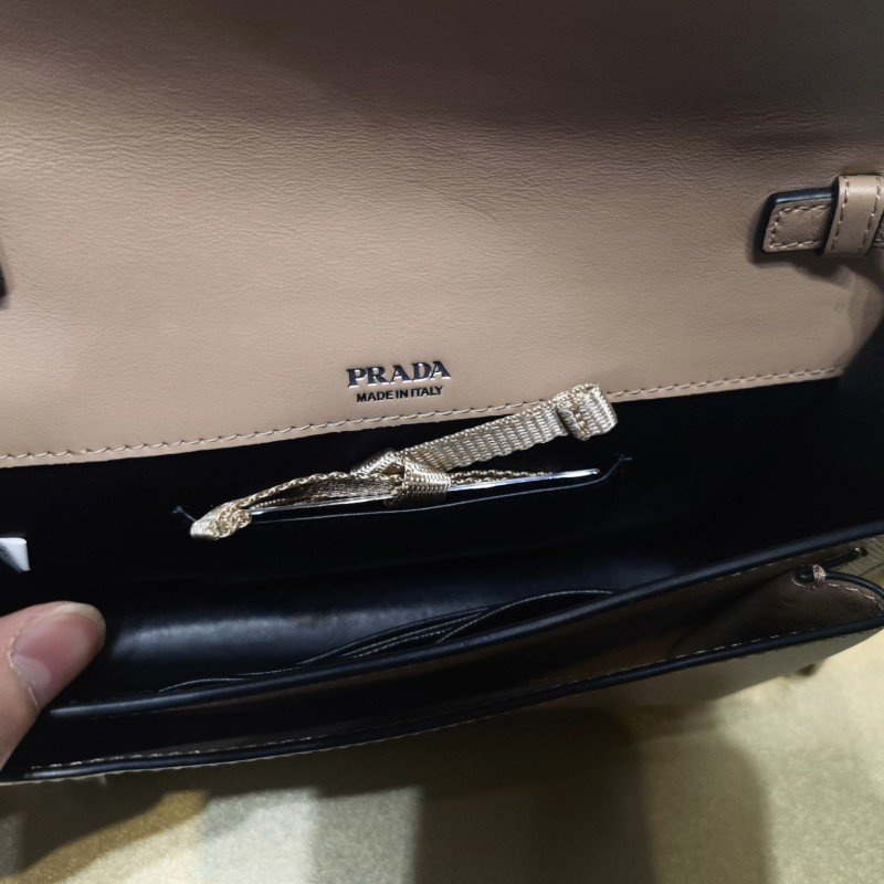 Prada 斜挎包