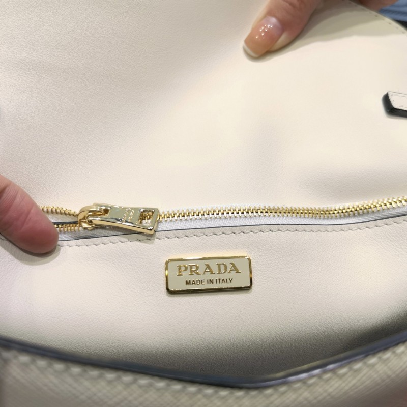 Prada 斜挎包