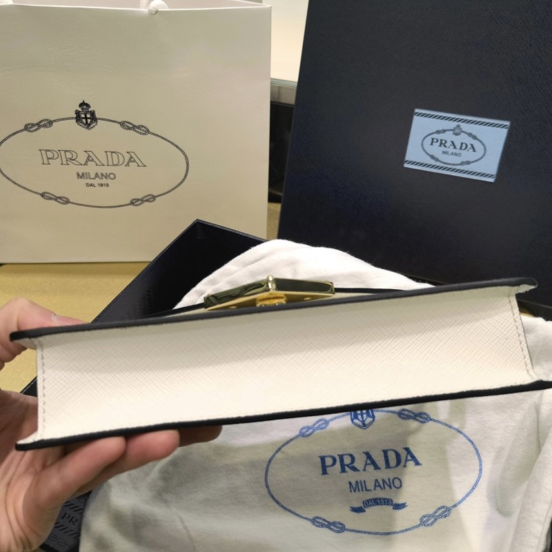 Prada 斜挎包