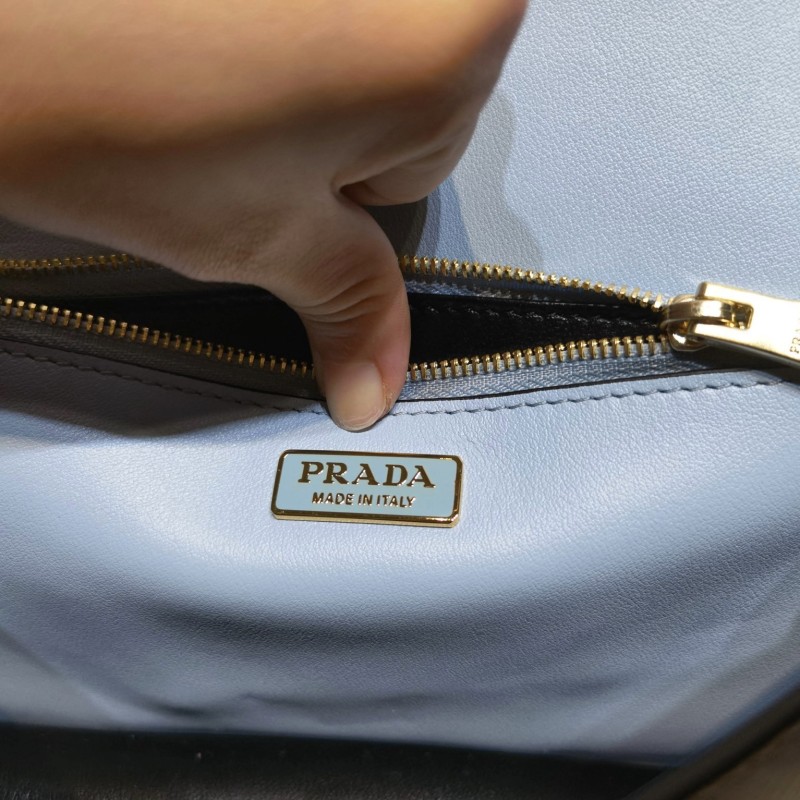 Prada 斜挎包