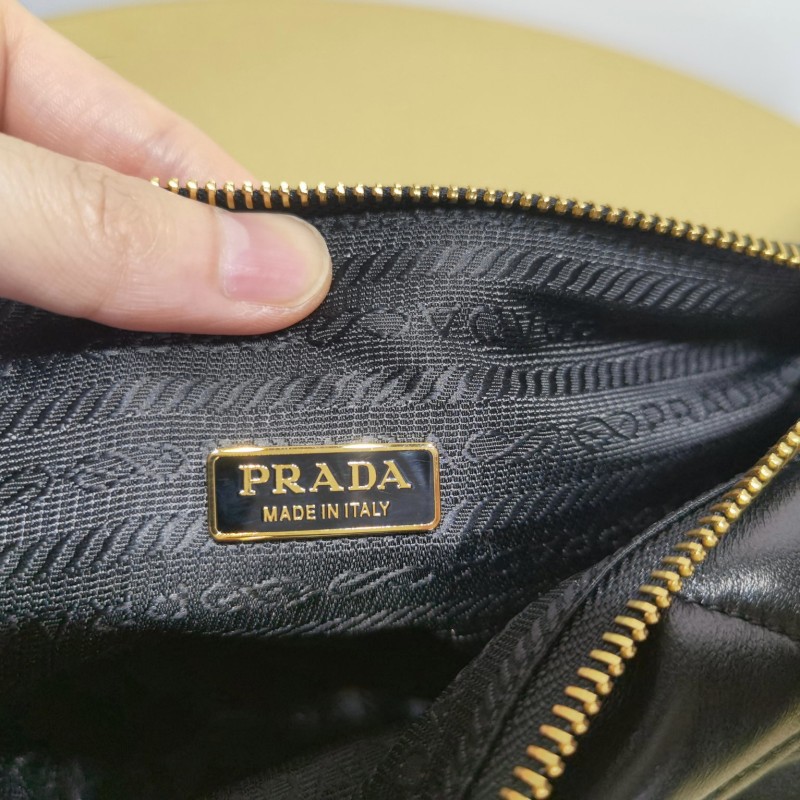 Prada 斜挎包