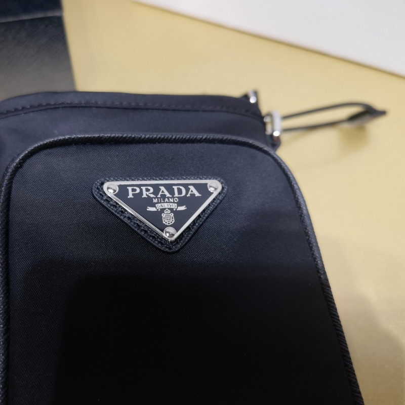 Prada 手机包