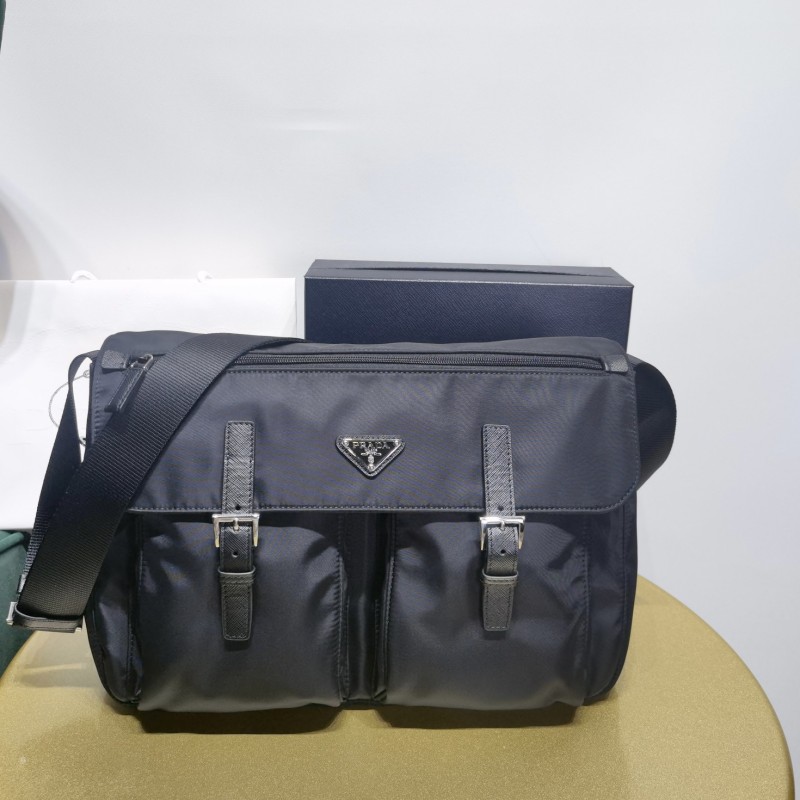 Prada 斜挎包