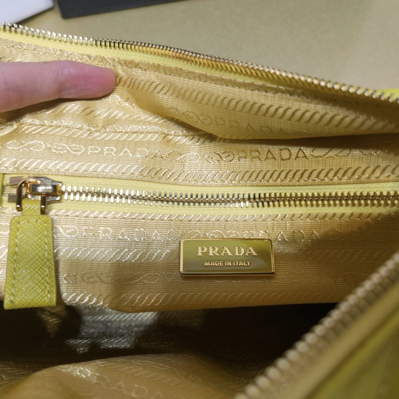 Prada 单肩斜挎包