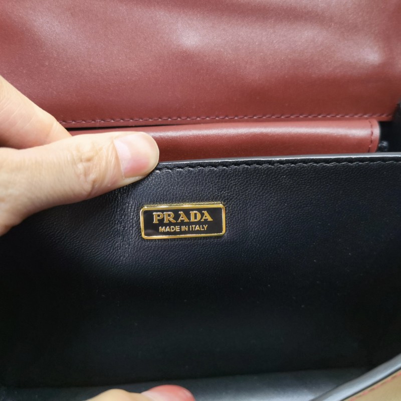 Prada Cahier 盒子包