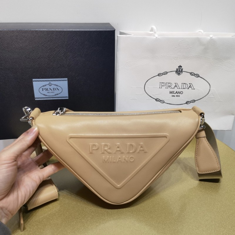 Prada 三角形斜挎包