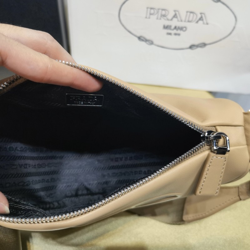 Prada 三角形斜挎包