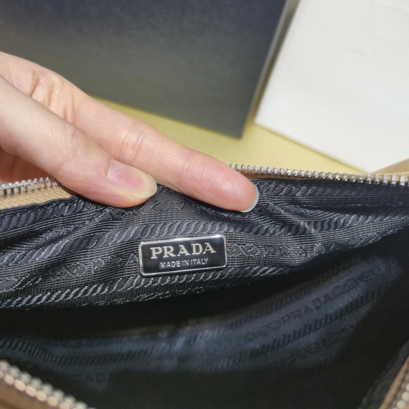 Prada 三角形斜挎包