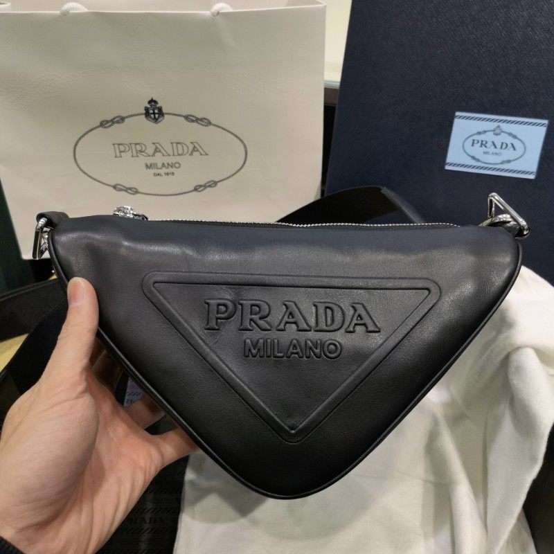 Prada 三角形斜挎包