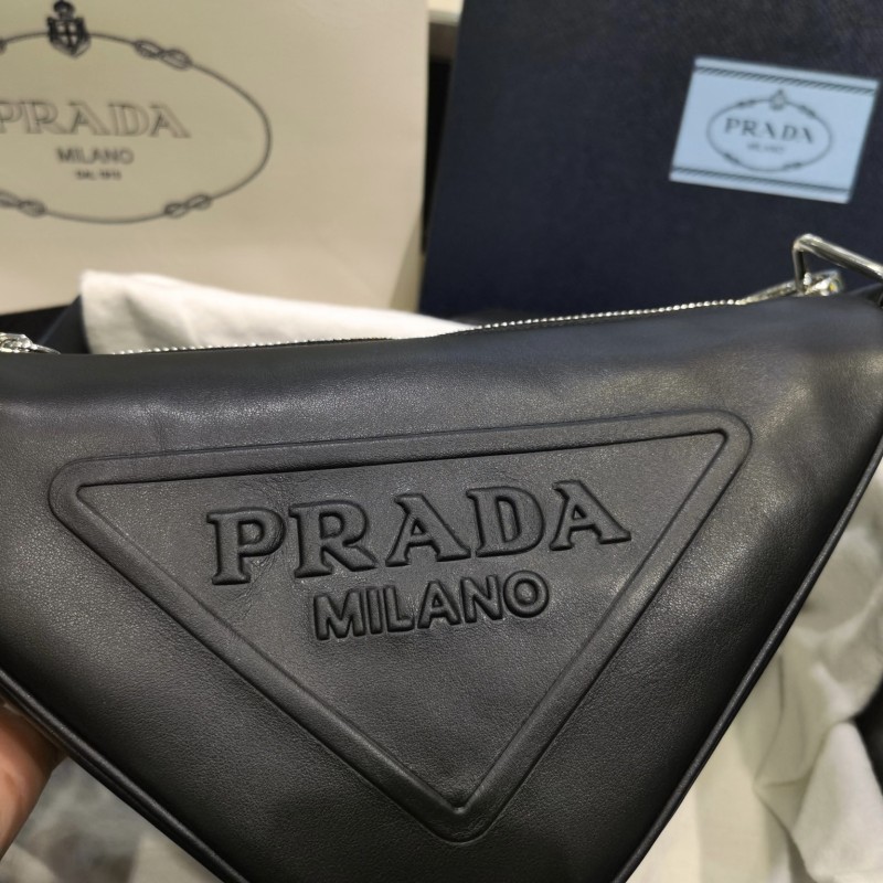 Prada 三角形斜挎包