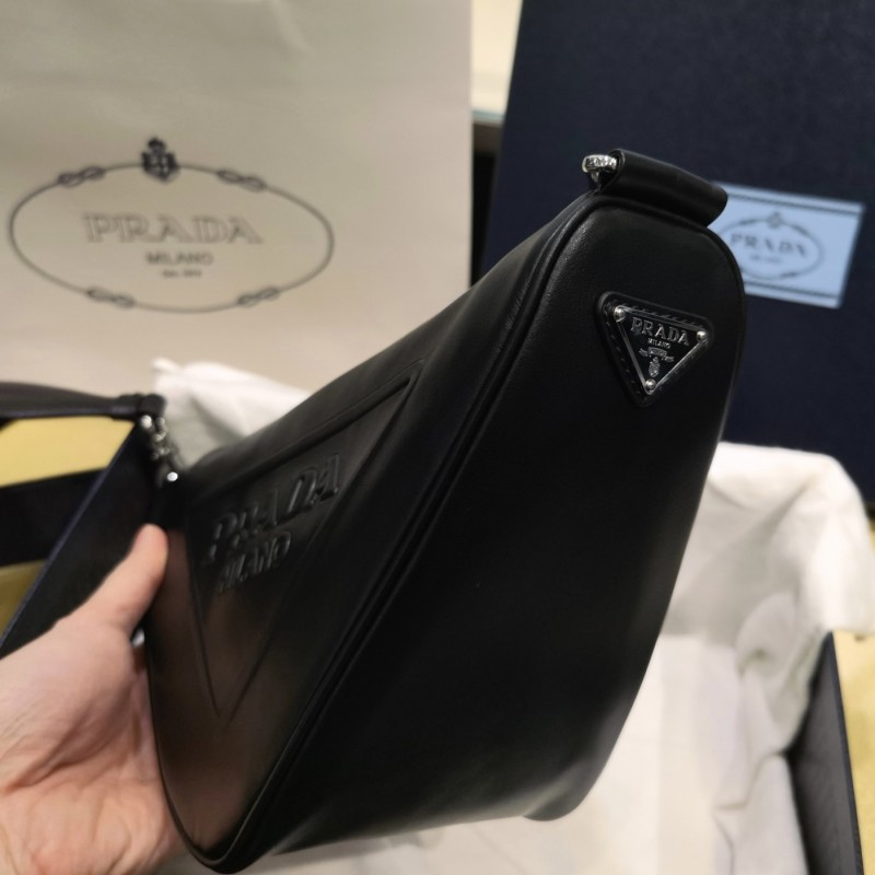 Prada 三角形斜挎包