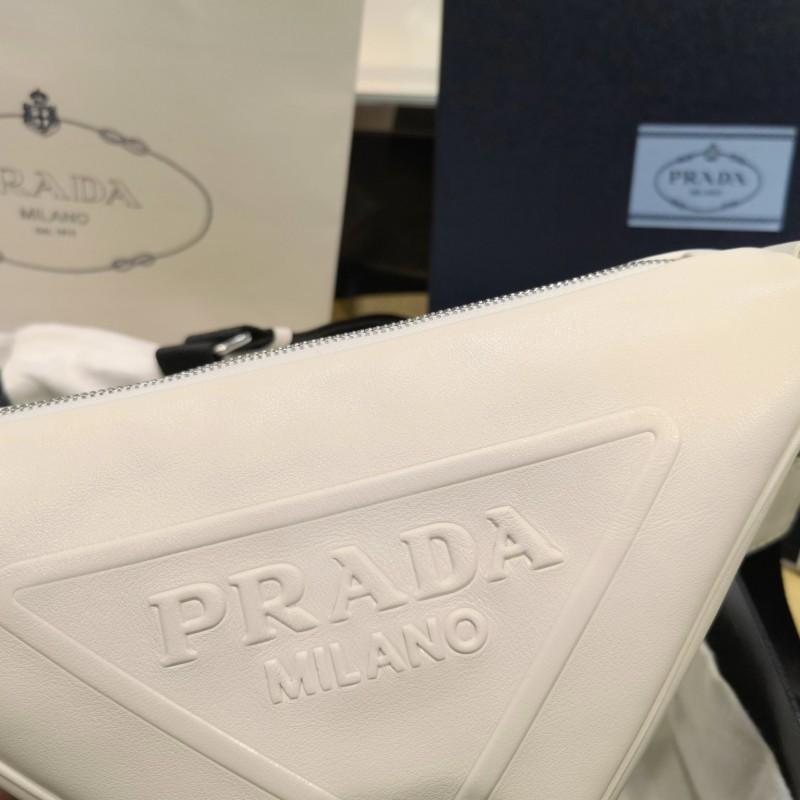 Prada 三角形斜挎包