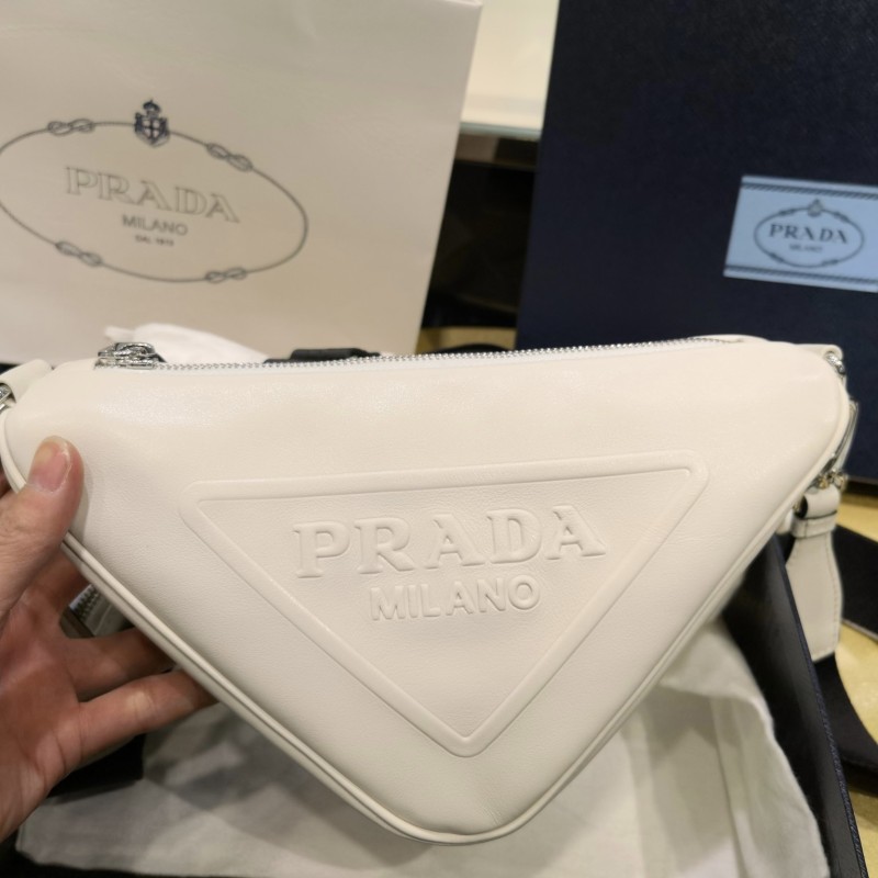 Prada 三角形斜挎包