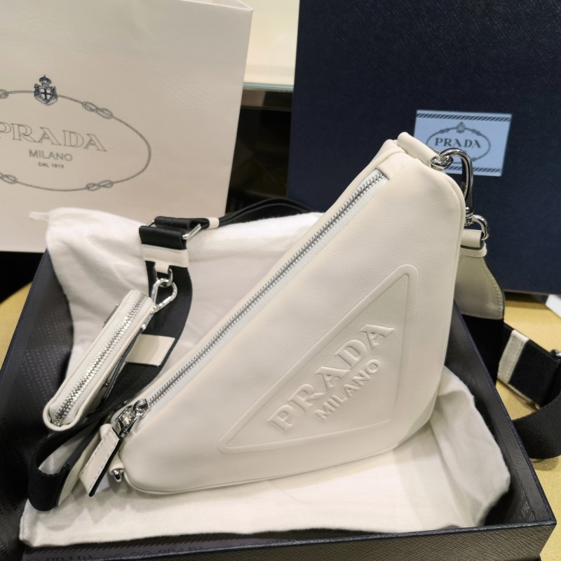 Prada 三角形斜挎包