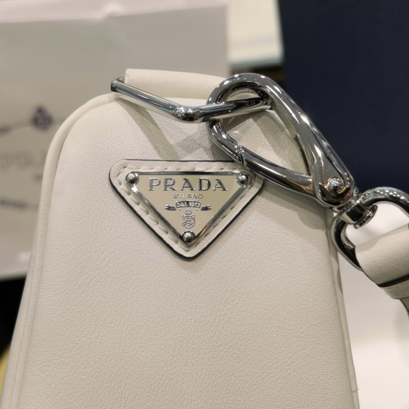 Prada 三角形斜挎包