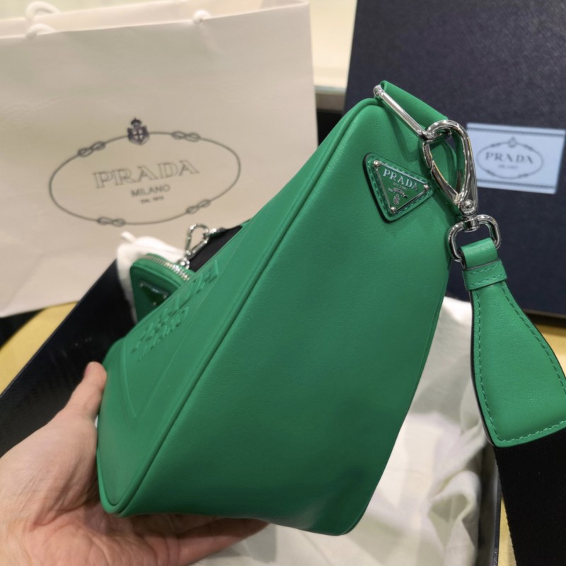 Prada 三角形斜挎包