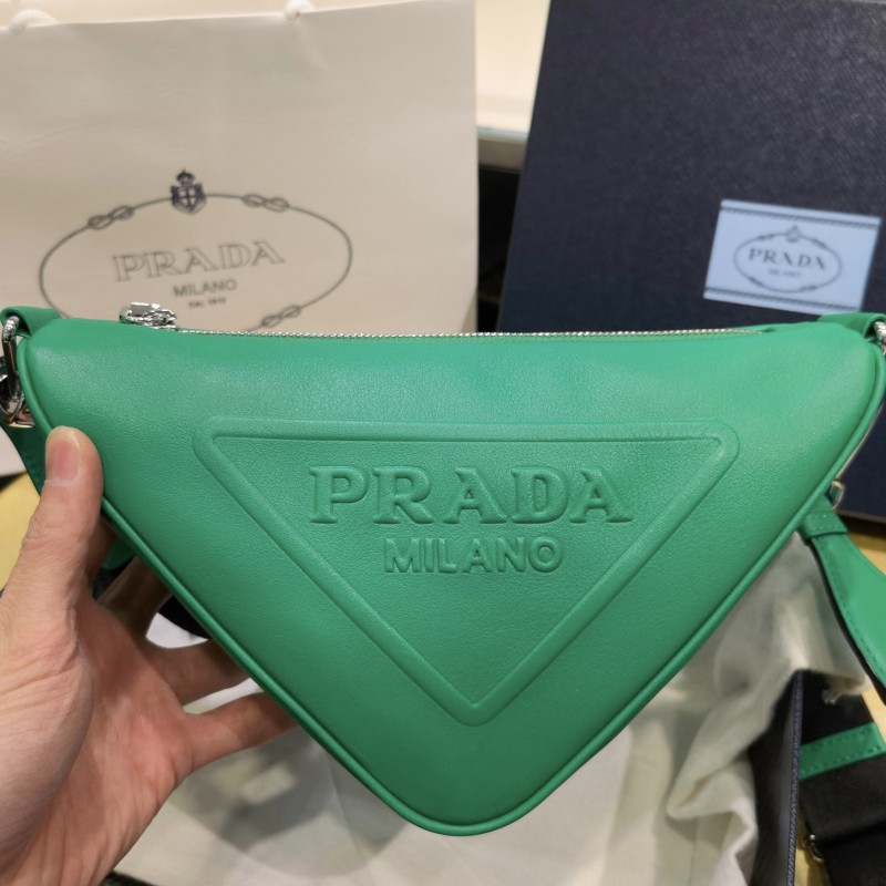 Prada 三角形斜挎包