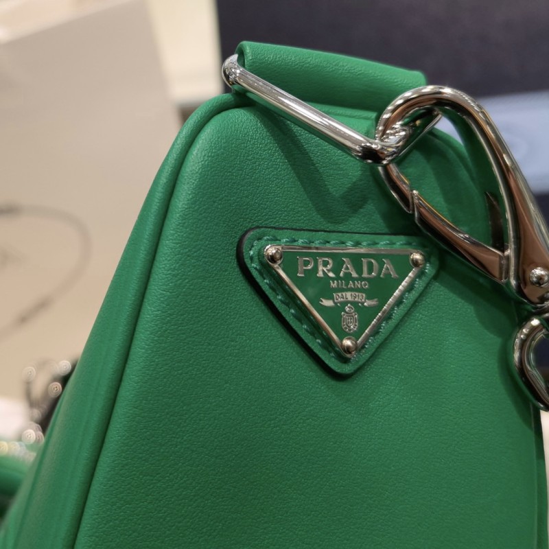 Prada 三角形斜挎包