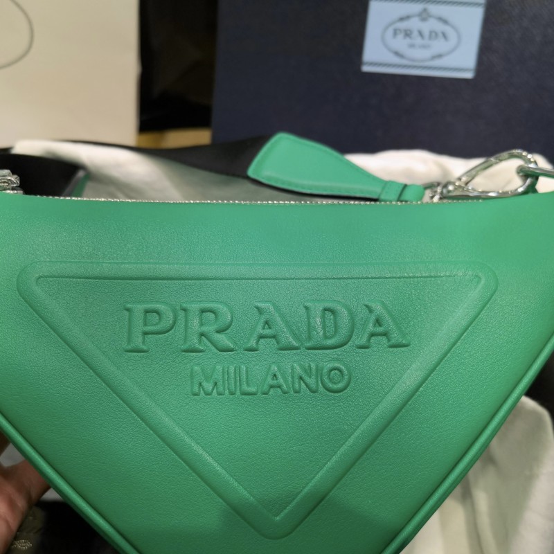 Prada 三角形斜挎包