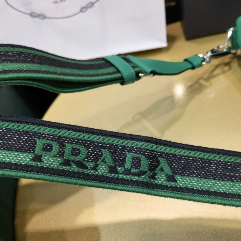 Prada 刺绣肩带三角包