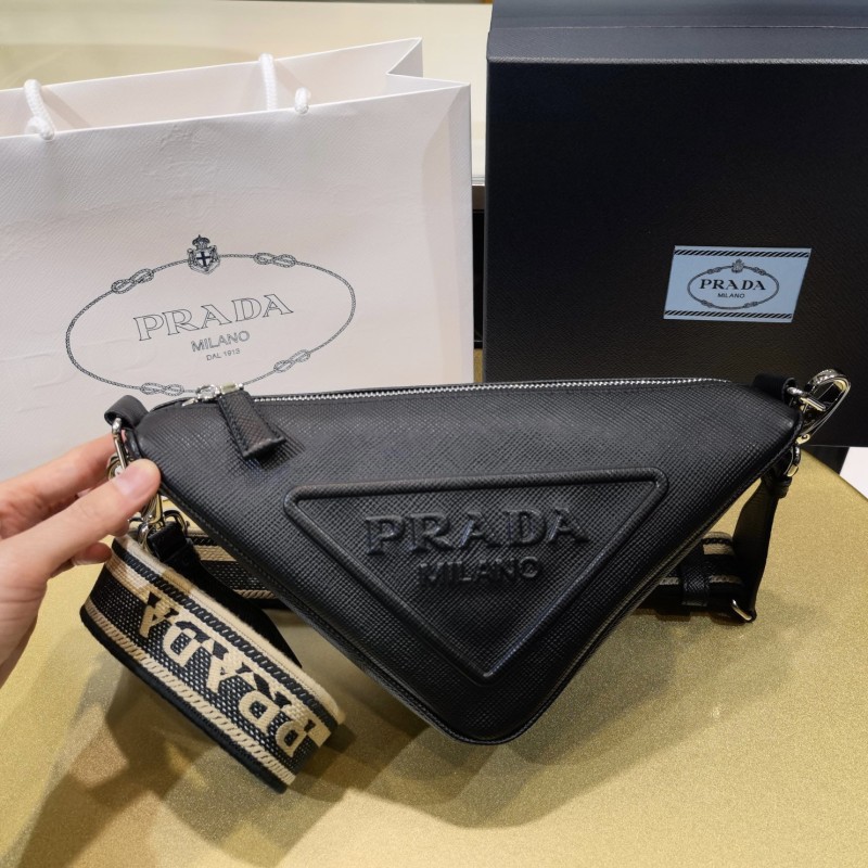 Prada 刺绣肩带三角包