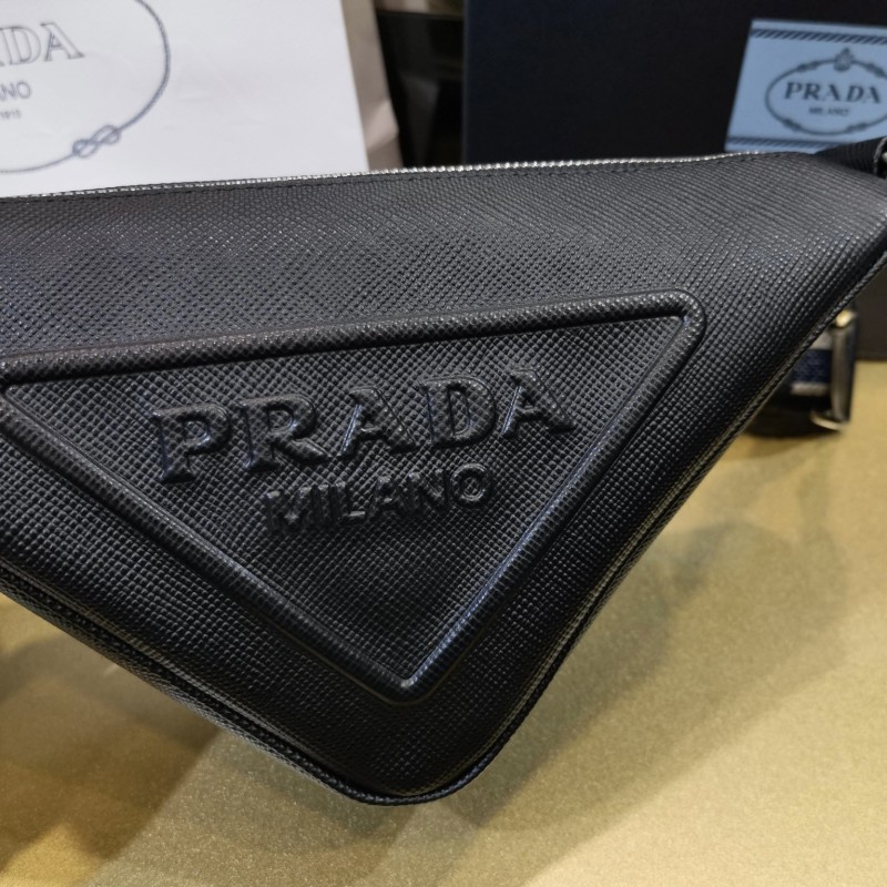 Prada 刺绣肩带三角包