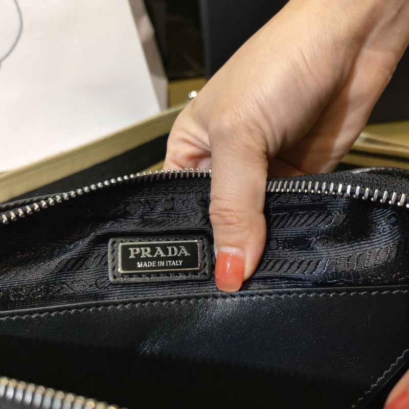 Prada 刺绣肩带三角包