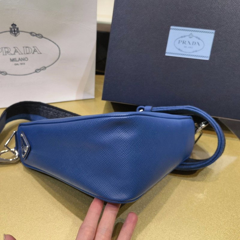 Prada 刺绣肩带三角包