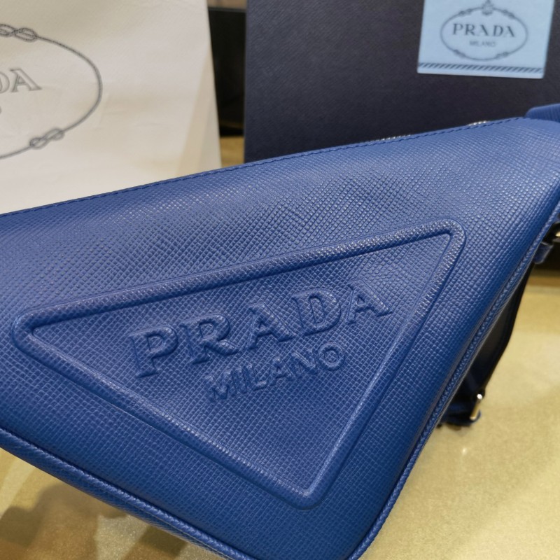 Prada 刺绣肩带三角包