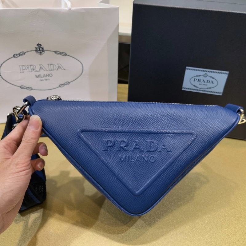 Prada 刺绣肩带三角包