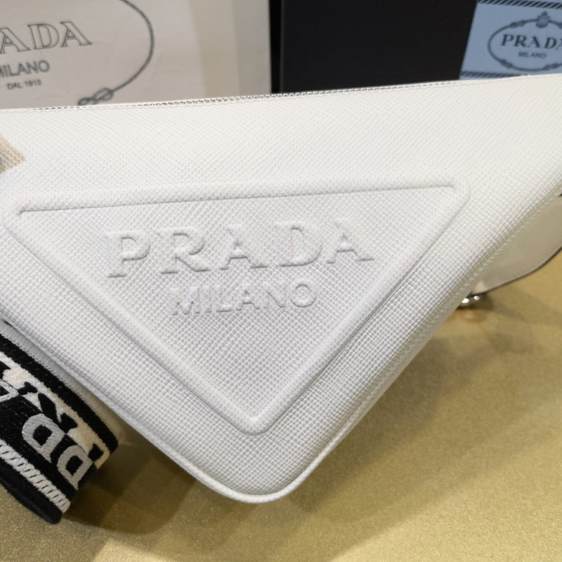 Prada 刺绣肩带三角包