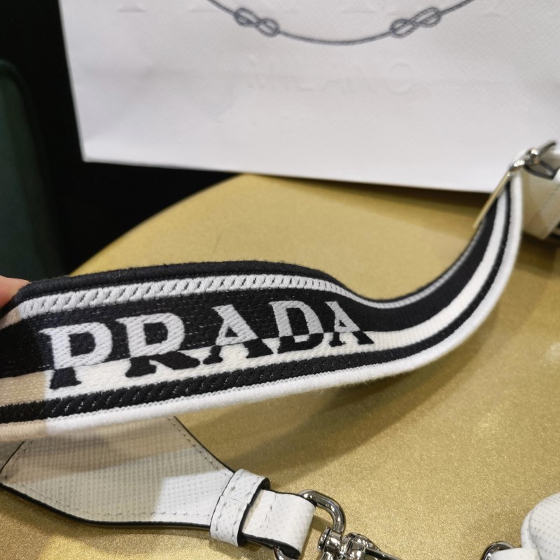 Prada 刺绣肩带三角包