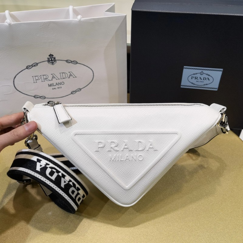 Prada 刺绣肩带三角包