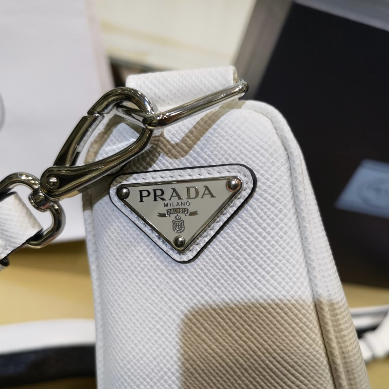 Prada 刺绣肩带三角包