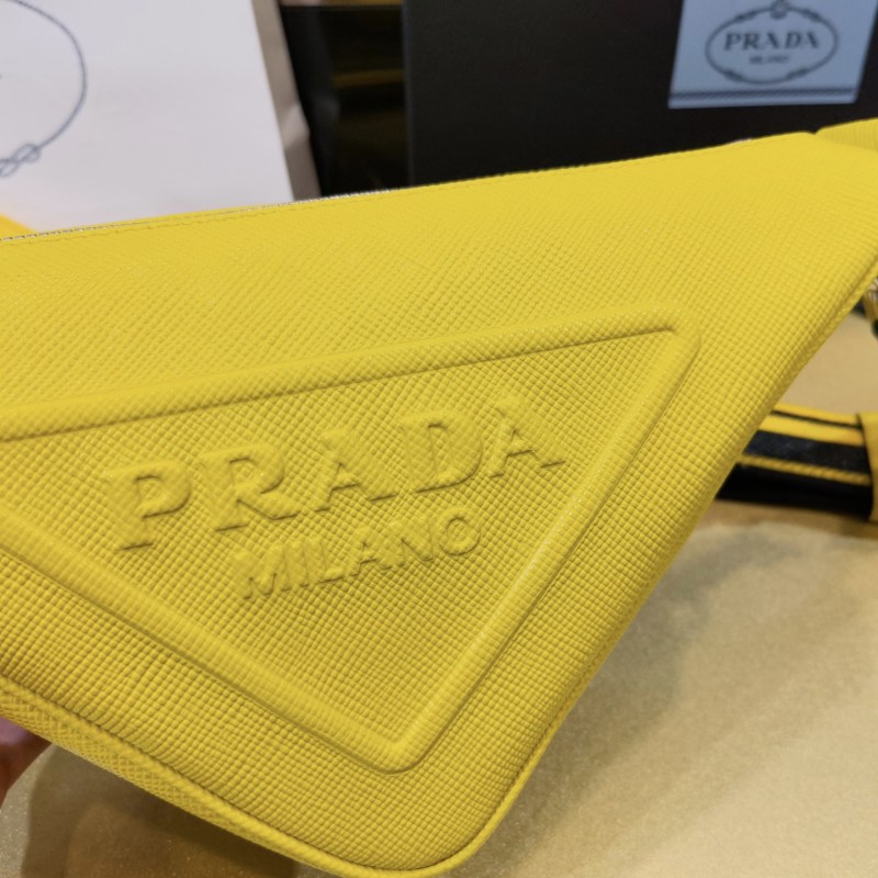 Prada 刺绣肩带三角包