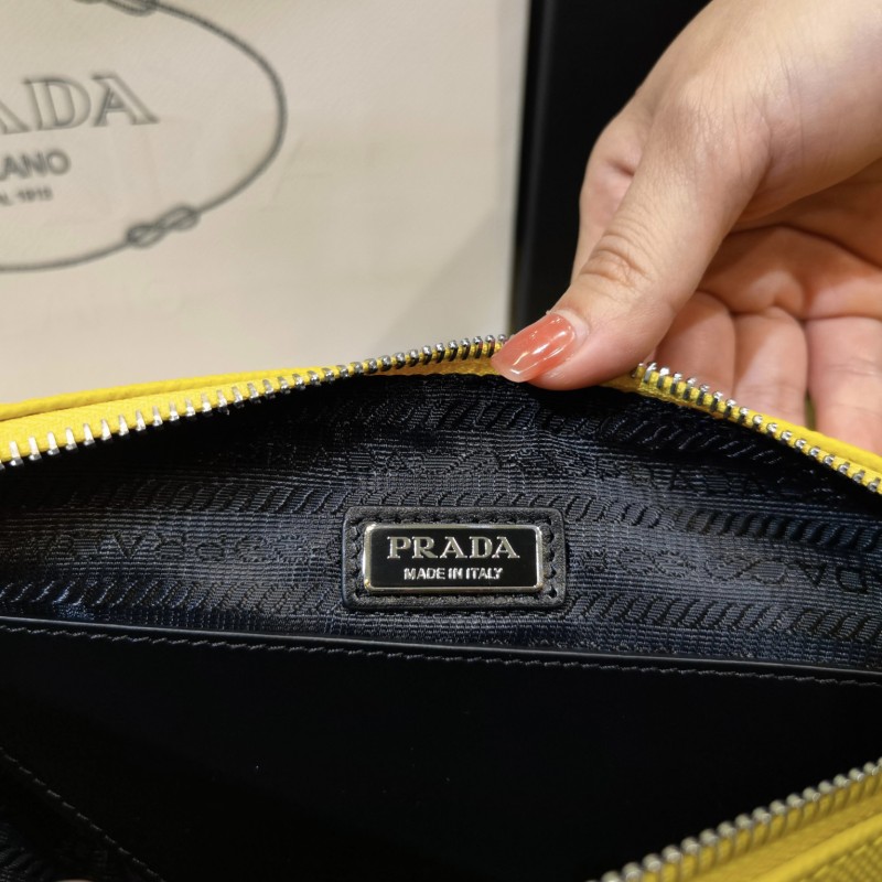 Prada 刺绣肩带三角包