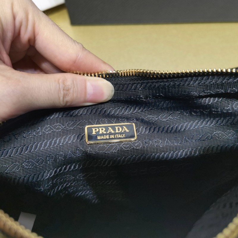 Prada 三角单肩斜挎包