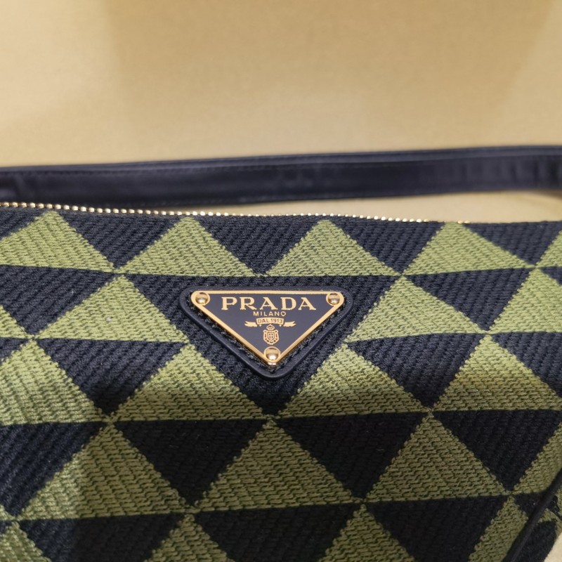 Prada 三角单肩斜挎包