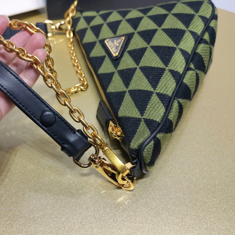 Prada 三角单肩斜挎包