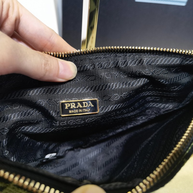 Prada 三角单肩斜挎包