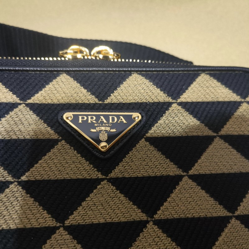 Prada 斜挎包 / 邮差包