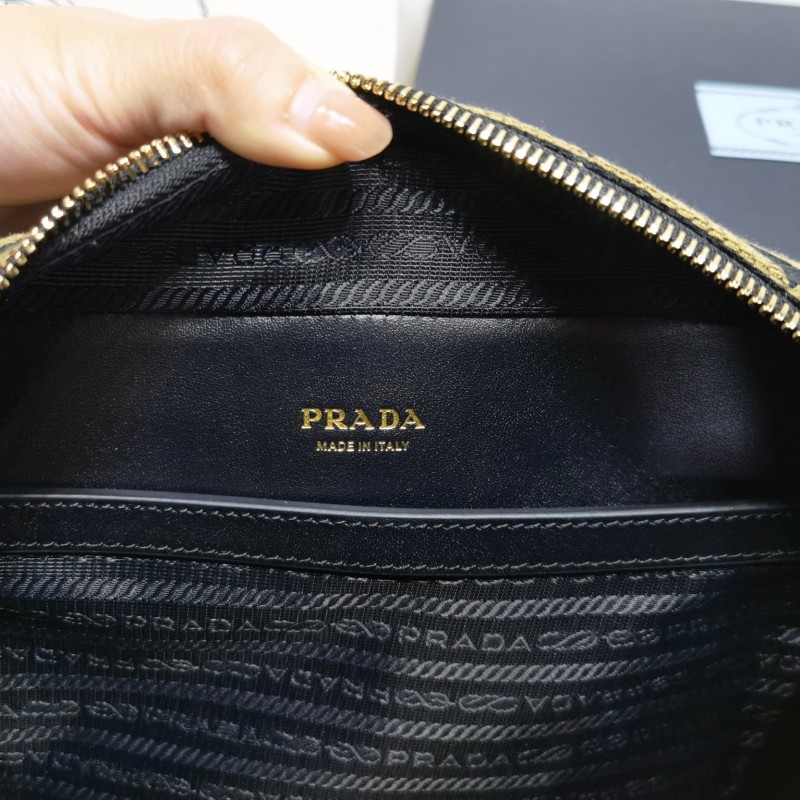 Prada 斜挎包 / 邮差包