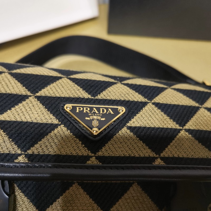 Prada 斜挎包 / 邮差包