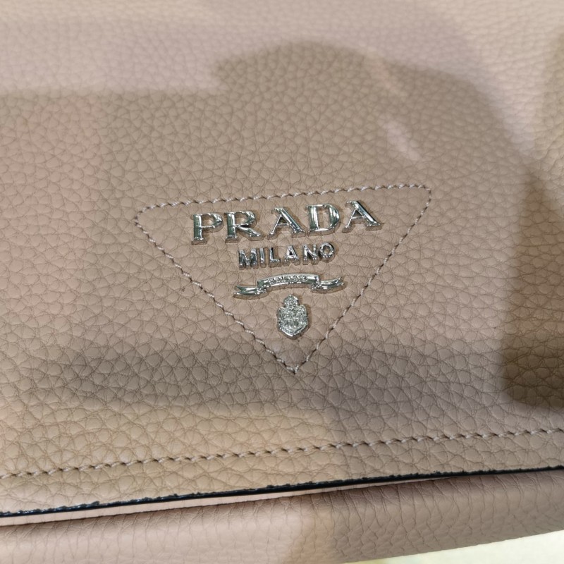 Prada 翻盖单肩斜挎包