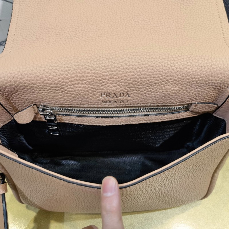 Prada 翻盖单肩斜挎包