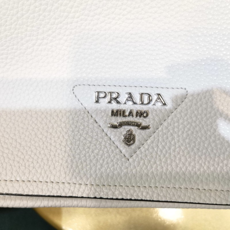 Prada 翻盖单肩斜挎包